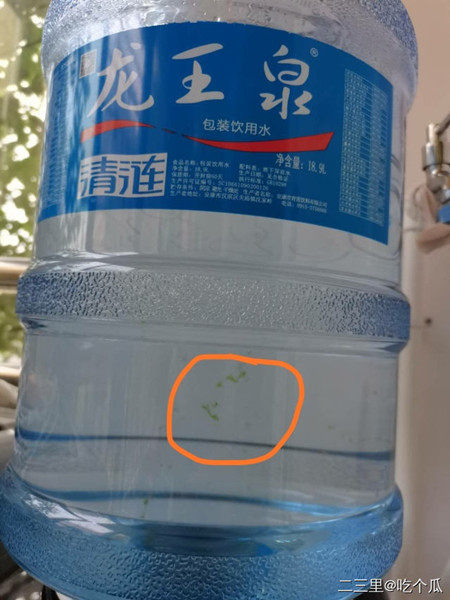 安康桶装龙王泉水中竟发现青苔?商家:开封后存放不宜超过7天