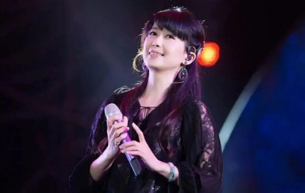 51岁孟庭苇罕见晒旧照，30年一直冻龄如少女，意外撞脸周慧敏