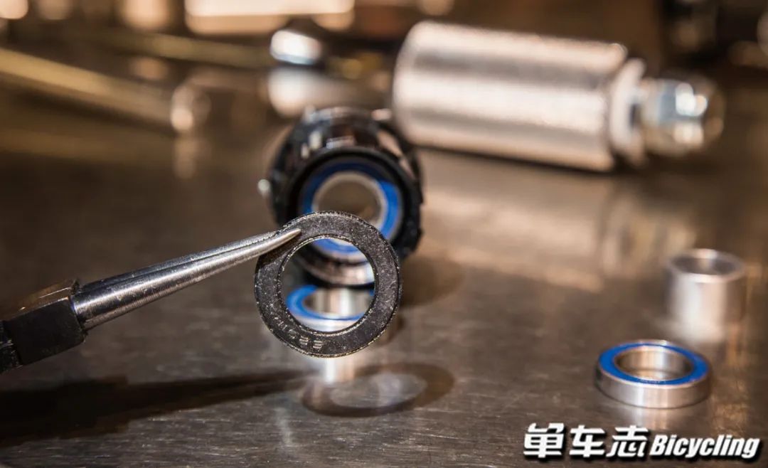 久裕培林花鼓塔基的拆卸保养视频,公路自行车培林花鼓保养