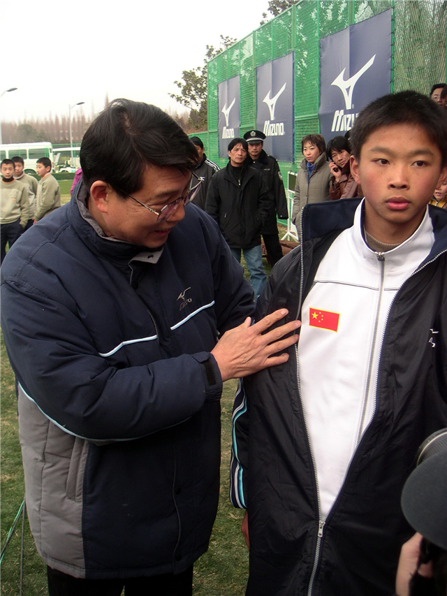 「专访王佳玉」“背球汉姆”曾经很刻苦,他是“崇明一期”最早开跑车的