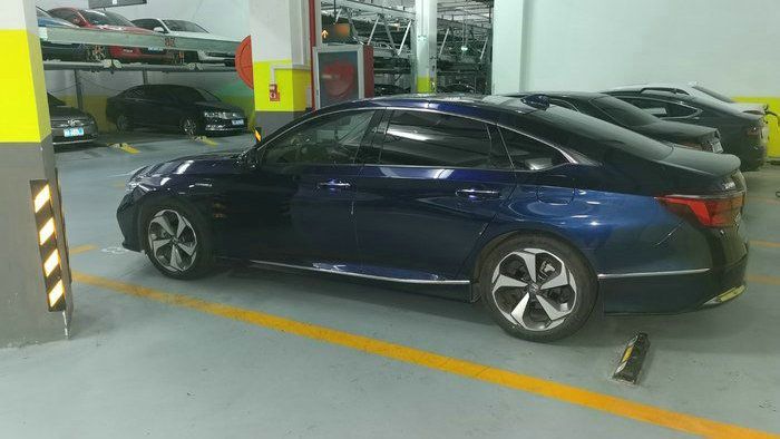 开了一年半的混动卡罗拉,开了一年半的20年a6