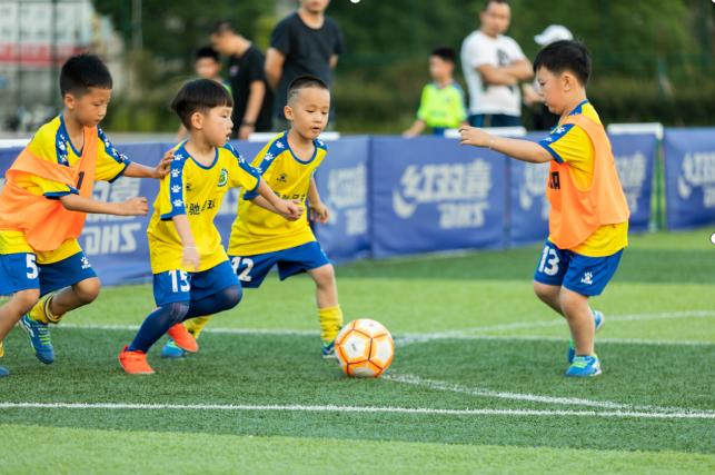福鼎青少年足球比赛,小小的球场大大的梦想