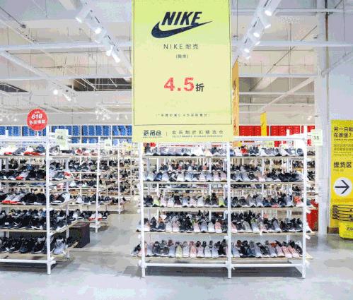 上海荟品仓阿迪达斯男款跑鞋,荟品仓城市奥莱青浦店nike