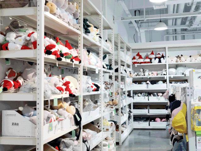 上海荟品仓阿迪达斯男款跑鞋,荟品仓城市奥莱青浦店nike