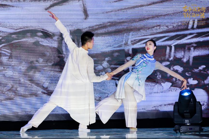 时尚“云”聚！牵手3大电商直播平台，汉正街“新国货”惊艳绽放