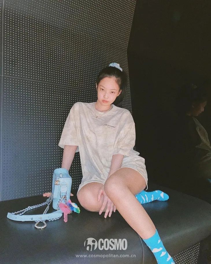 配饰狂|娜娜左黄右紫的撞色袜时髦到飞起,我有点跟不上...