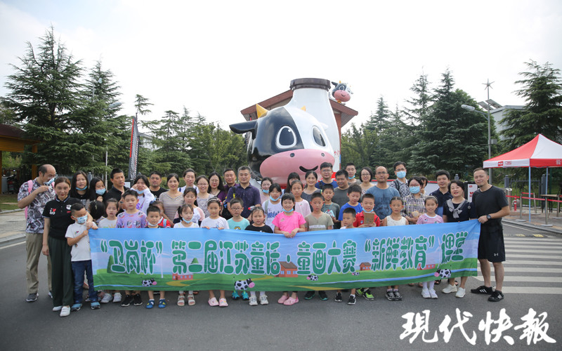 见证一滴奶的奇妙旅程！快报小记者走进卫岗一起“涨姿势”