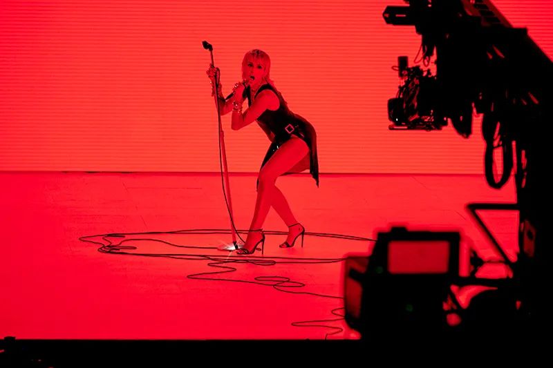 讲真的｜Gaga连换9套装备，贝拉和盆栽哥VMA“重聚”