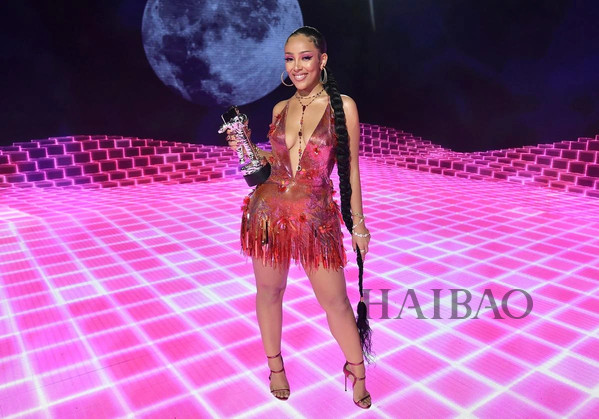 Gaga连换9套装备,贝拉和盆栽哥VMA“重聚”