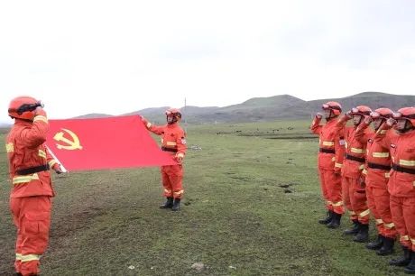 *藏西**那曲|苍翠成“云杉”一样的尖刀