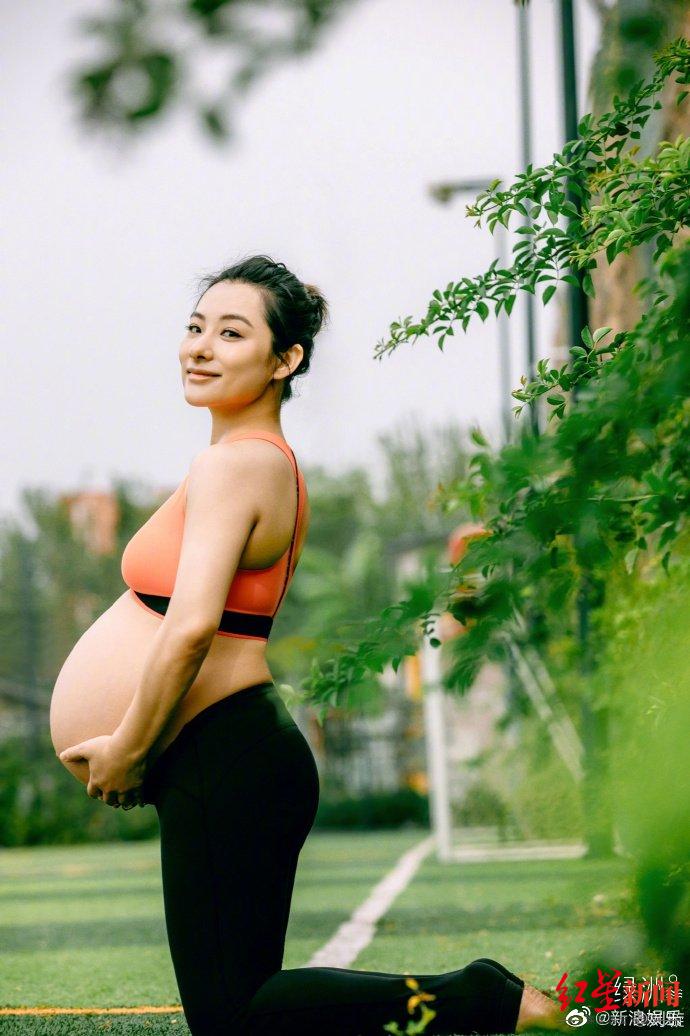 硬核刘璇晒孕肚倒立瑜伽照,刘璇挺孕肚倒立照引网友担忧