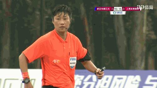 还原上海女足冲突！武汉队两次飞铲引不满，对方教练入场推倒卡米拉
