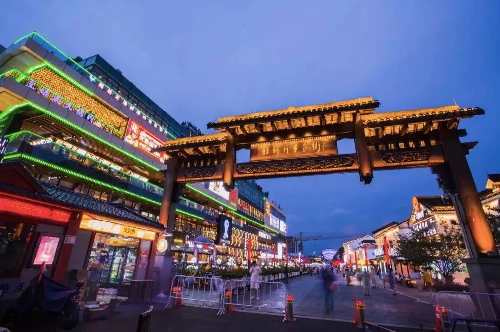 今天，中秋邂逅国庆！拱墅一身“红妆”一城月色，映照万千团圆至味！