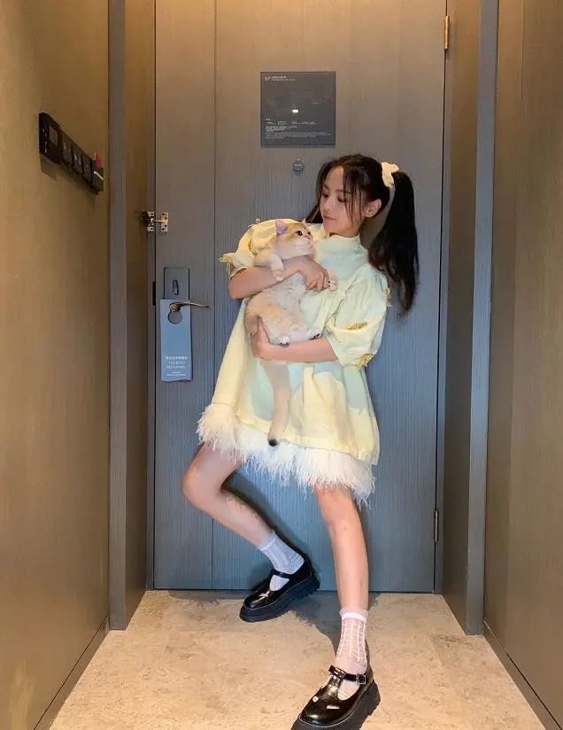 jennie最新配饰,jennie蝴蝶结半扎发