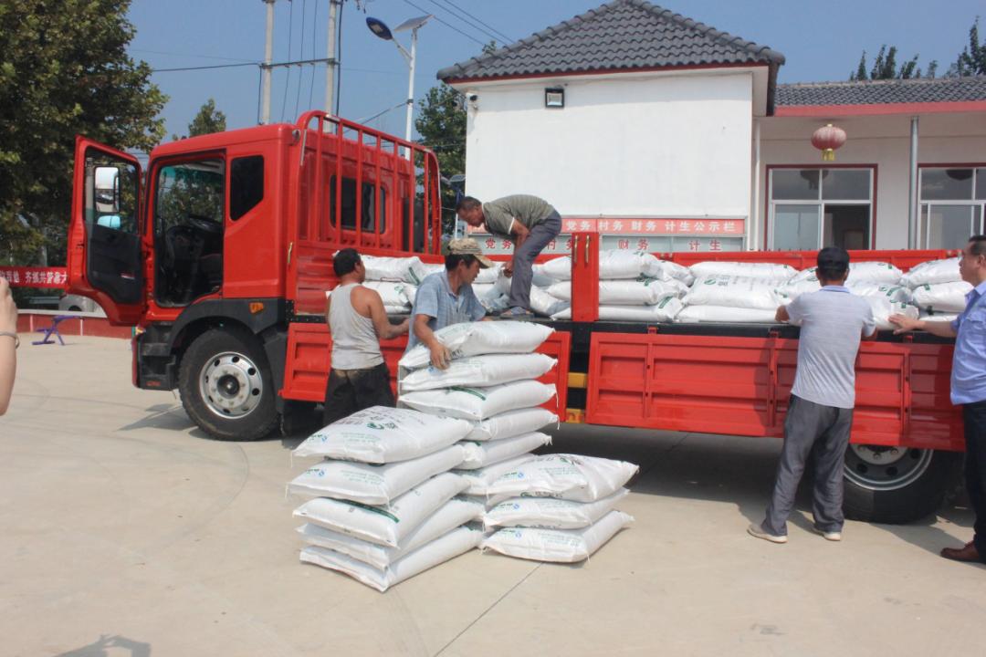设施农业扶贫助力精准脱贫,精准扶贫为贫困户送化肥