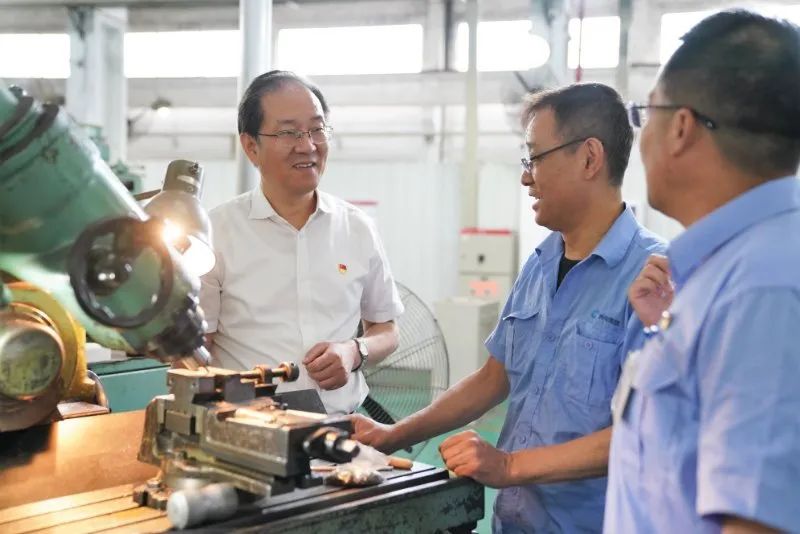 嘉职院*党**委书记方俊良赴中国兵器工业集团、浙江华东光电仪器有限公司洽谈对接校企合作事宜