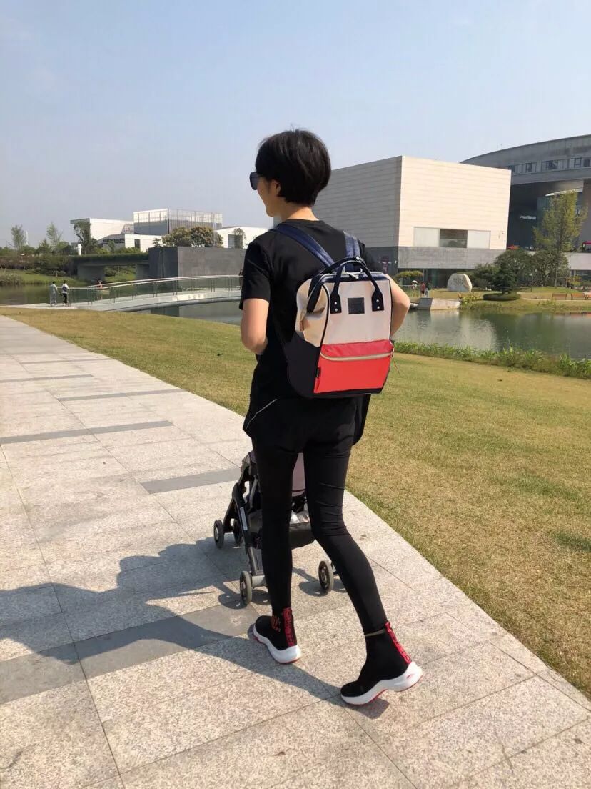 谁背火了三条杠包包,谁背了最新款的名牌包包