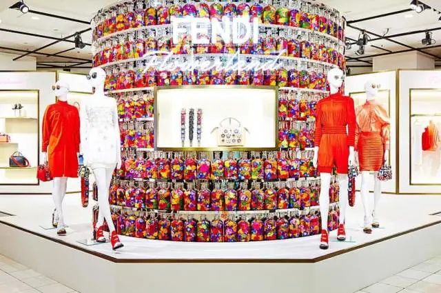 他是日本著名“花花公子”，拈花惹草只为极致的美