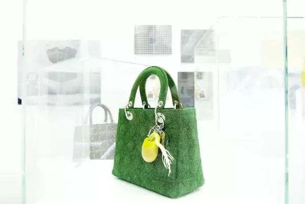 他是日本著名“花花公子”，拈花惹草只为极致的美