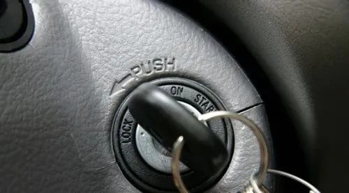 车钥匙未拔被人开走怎么量刑,车钥匙未拔别人开了出事故