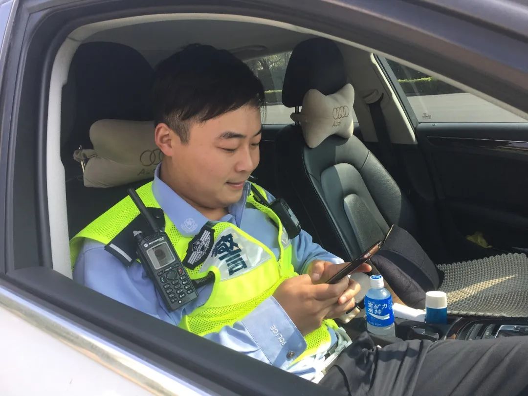 国庆我在岗向国庆献礼,中秋国庆双节我在岗文案