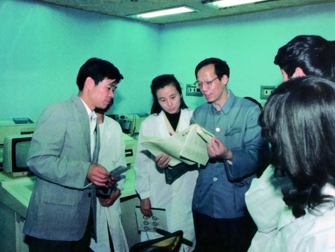 王选为啥离开北大方正,王选1998年10月在北大的演讲视频