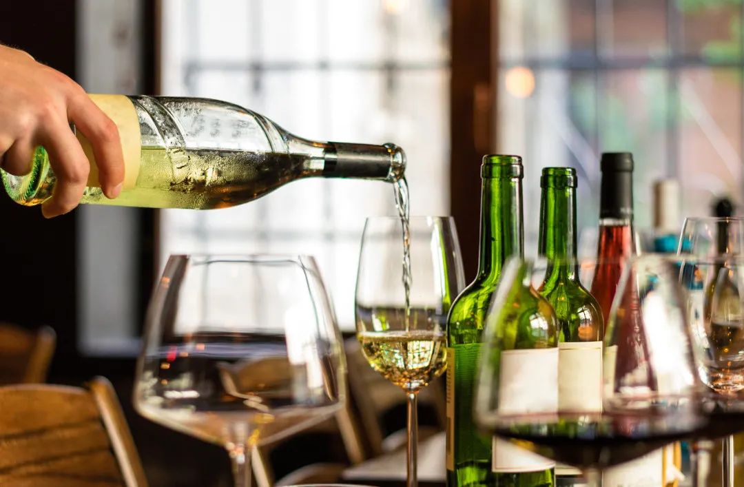 小心被没收！大闸蟹、白酒能带上高铁吗？火车*禁品违**清单来了