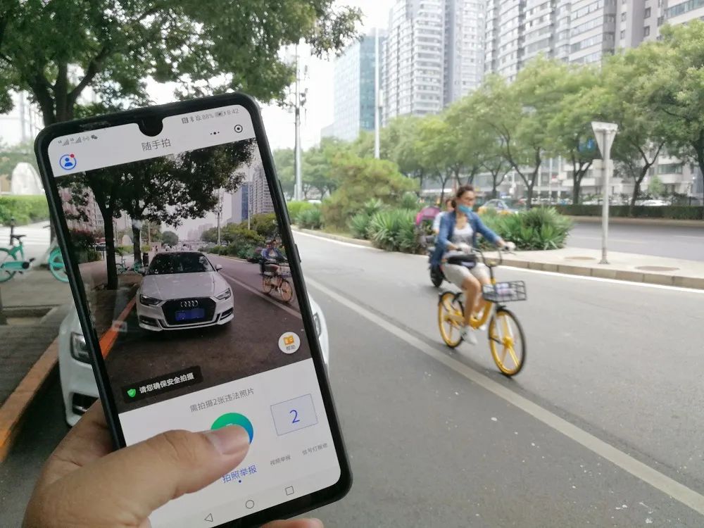 男子随手拍违章车辆,男子随手拍违章挣了几十万