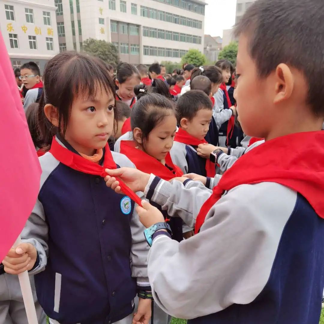 你好红领巾少先队活动记录,你好红领巾一年级主题班会