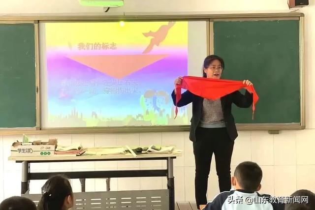 高举团旗跟党走黑板报,高举团旗跟党走主题板报