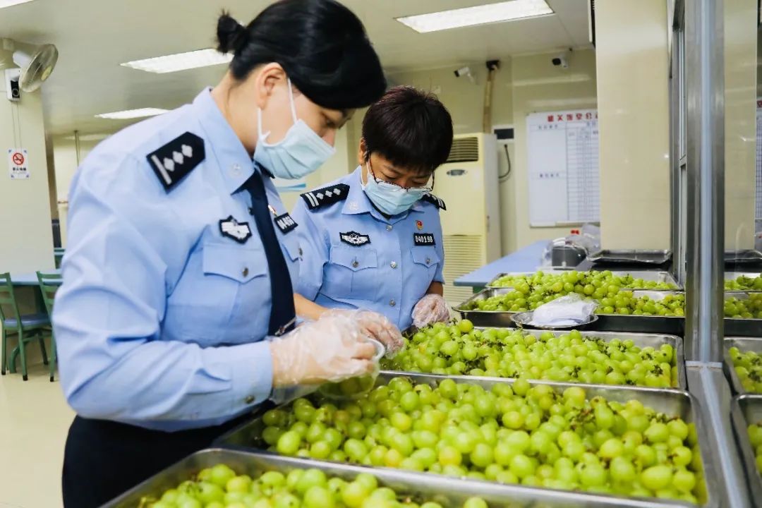 【青年民警微视角】为了奋战的战友，他每天前送数以吨计的“温暖”——走进青年民警李汝芹的一天