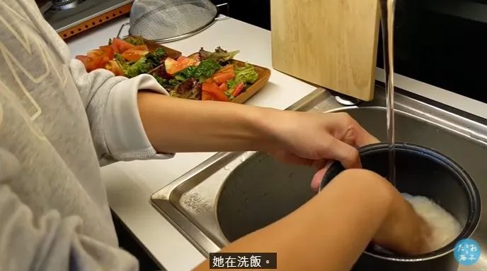 女生把破面包车改装成房车,女生把面包车改造成房车