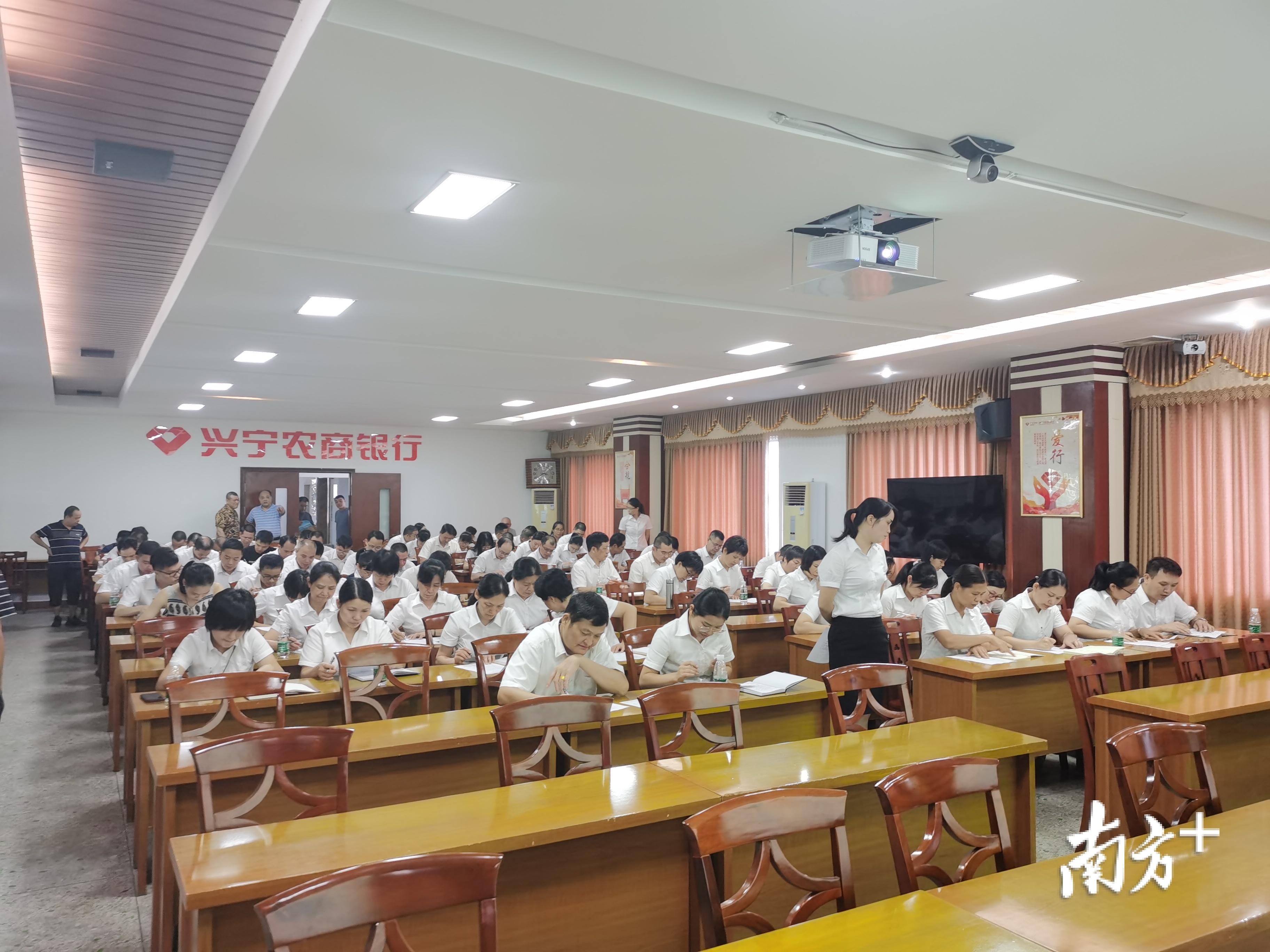 新版5元纸币银行,新发行的五元人民币银行有吗