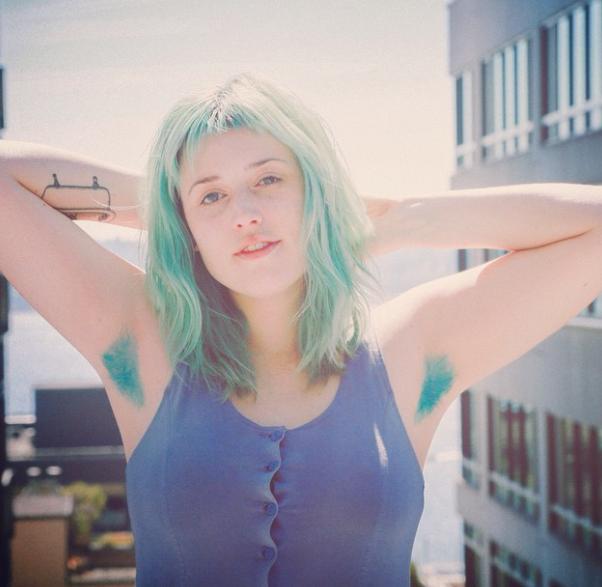 夏天女生该不该把腋毛剃掉,女生的腋毛可以剃吗