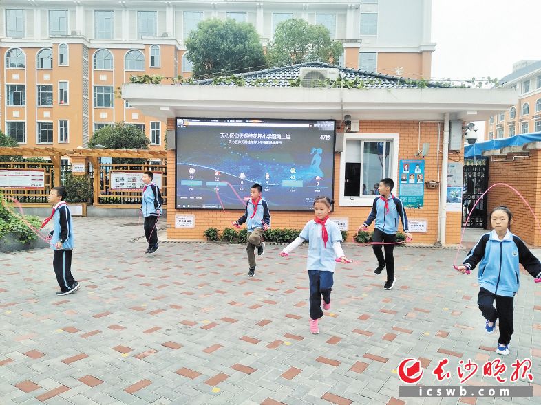 长沙智慧体育教育试点学校:带球跑了多远?智能设备一目了然