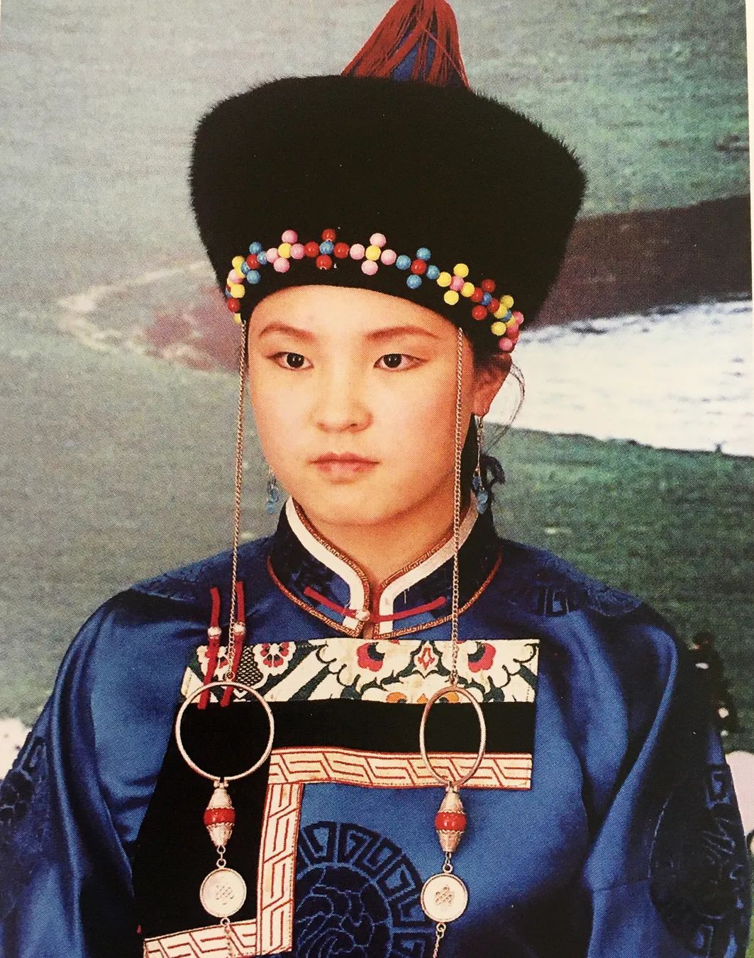 蒙古族的特色服饰图片,蒙古草原风情服饰