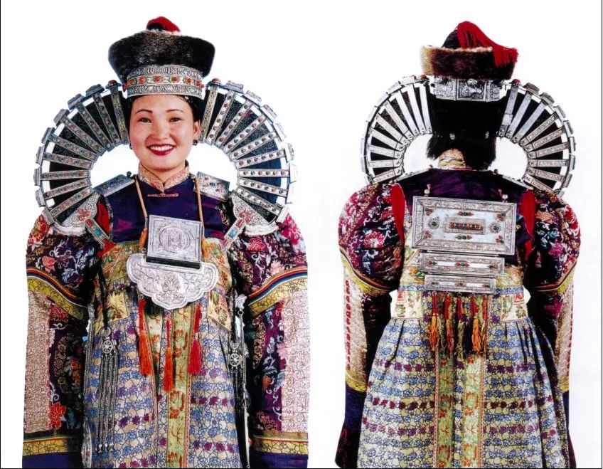 蒙古族的特色服饰图片,蒙古草原风情服饰