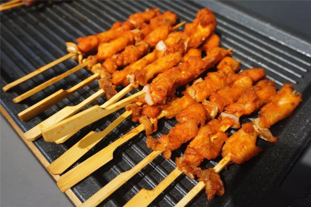 卢氏汉釜宫：海鲜、烤肉、小吃...通通不限量！豪横自助来啦！39.9元购汉釜宫单人自助餐，海鲜、烧烤、牛排、甜点...都是你的！