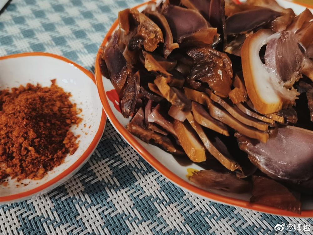 成都又新添一大波“明星店”！关晓彤的奶茶、黄晓明的复古烤肉、网红厨师王刚的秘制卤菜…都来啦