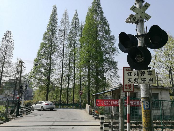 49岁的仓前火车站挥手谢幕它有杭州市区罕见的铁路道口
