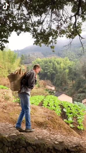 差别在哪？丽水普通山里农耕，却被俄罗斯小伙过成“田园诗”，获赞千万