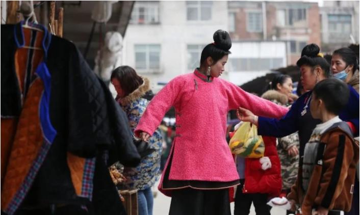 贵州丹寨苗族苗年 (贵阳丹寨苗女赶集)