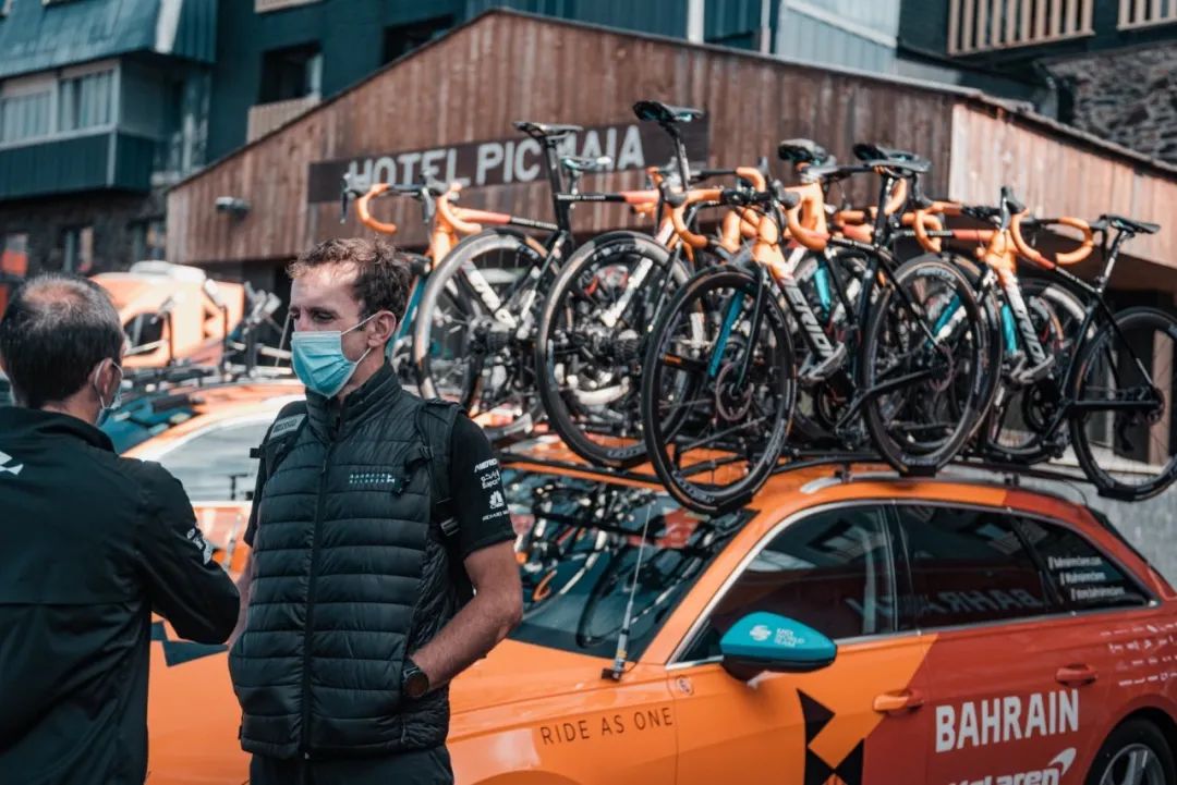 看看赛车手是怎么在家校考驾照的,看看赛车手是如何在赛道上驾驶