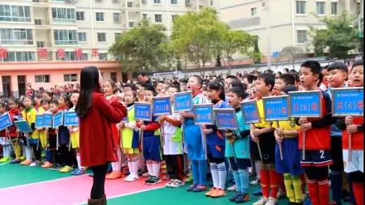 临洮县实验三小校园足球比赛,实验二小踢足球比赛直播