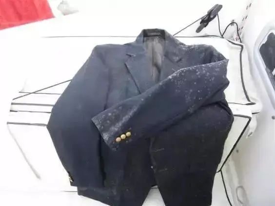 冬天厚衣服脏了，别着急洗！教你1招，像新衣服一样干净