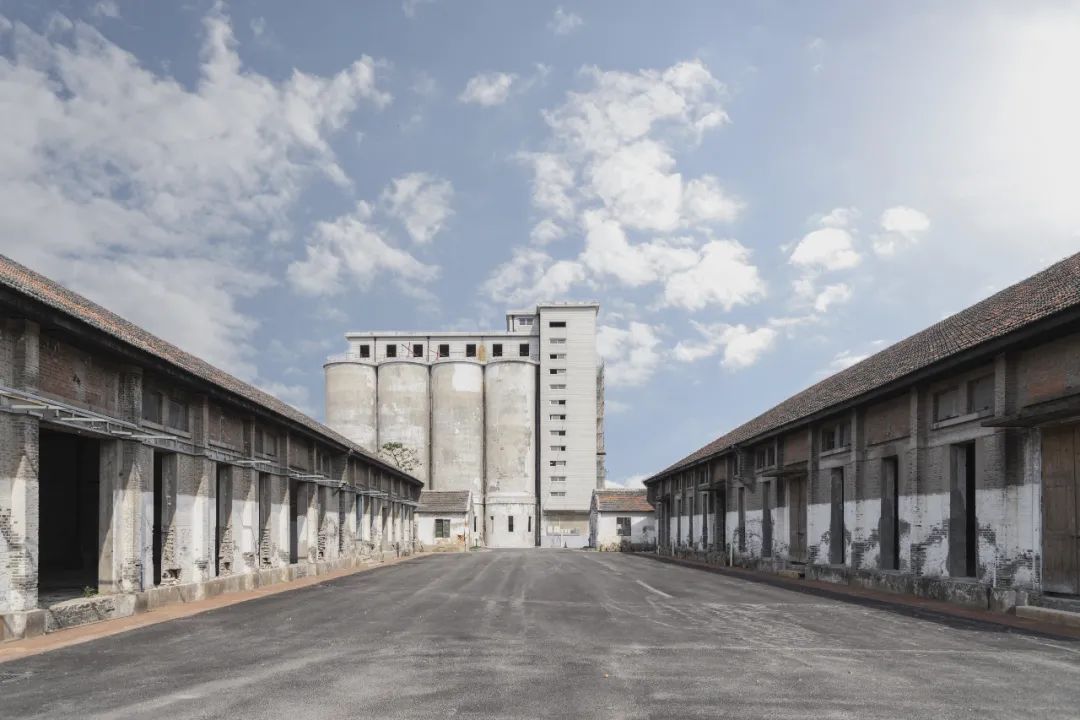 篮球场绿茵场,虹口足球场附近有篮球场