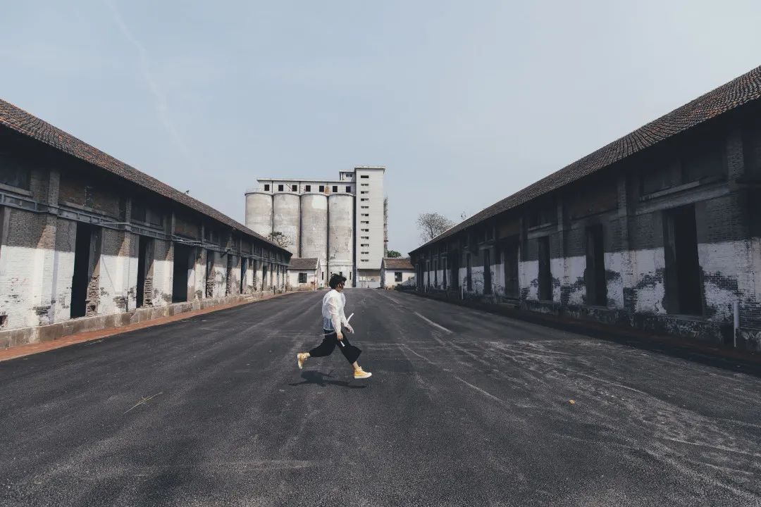 篮球场绿茵场,虹口足球场附近有篮球场