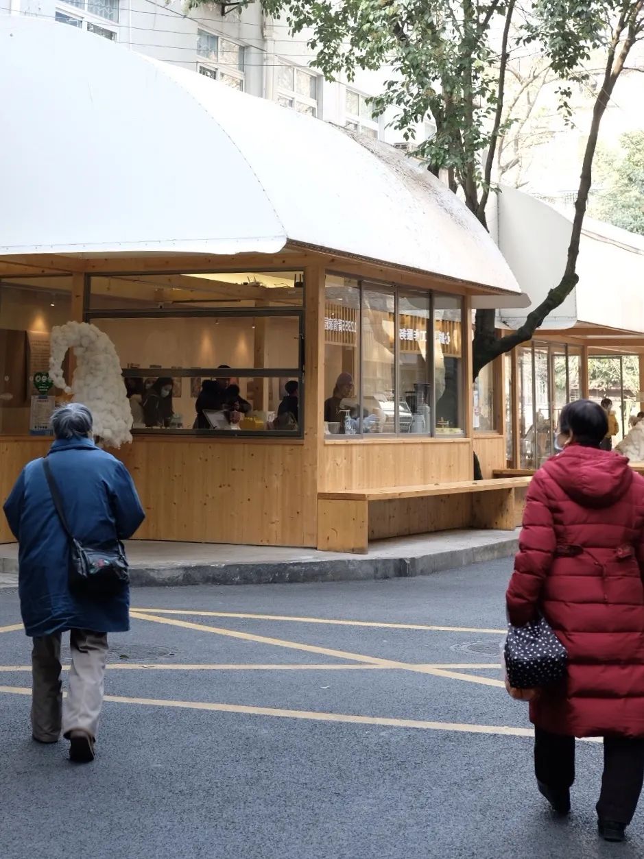 你家楼下的免费展览空间，晒着暖烘烘的太阳散步去吧