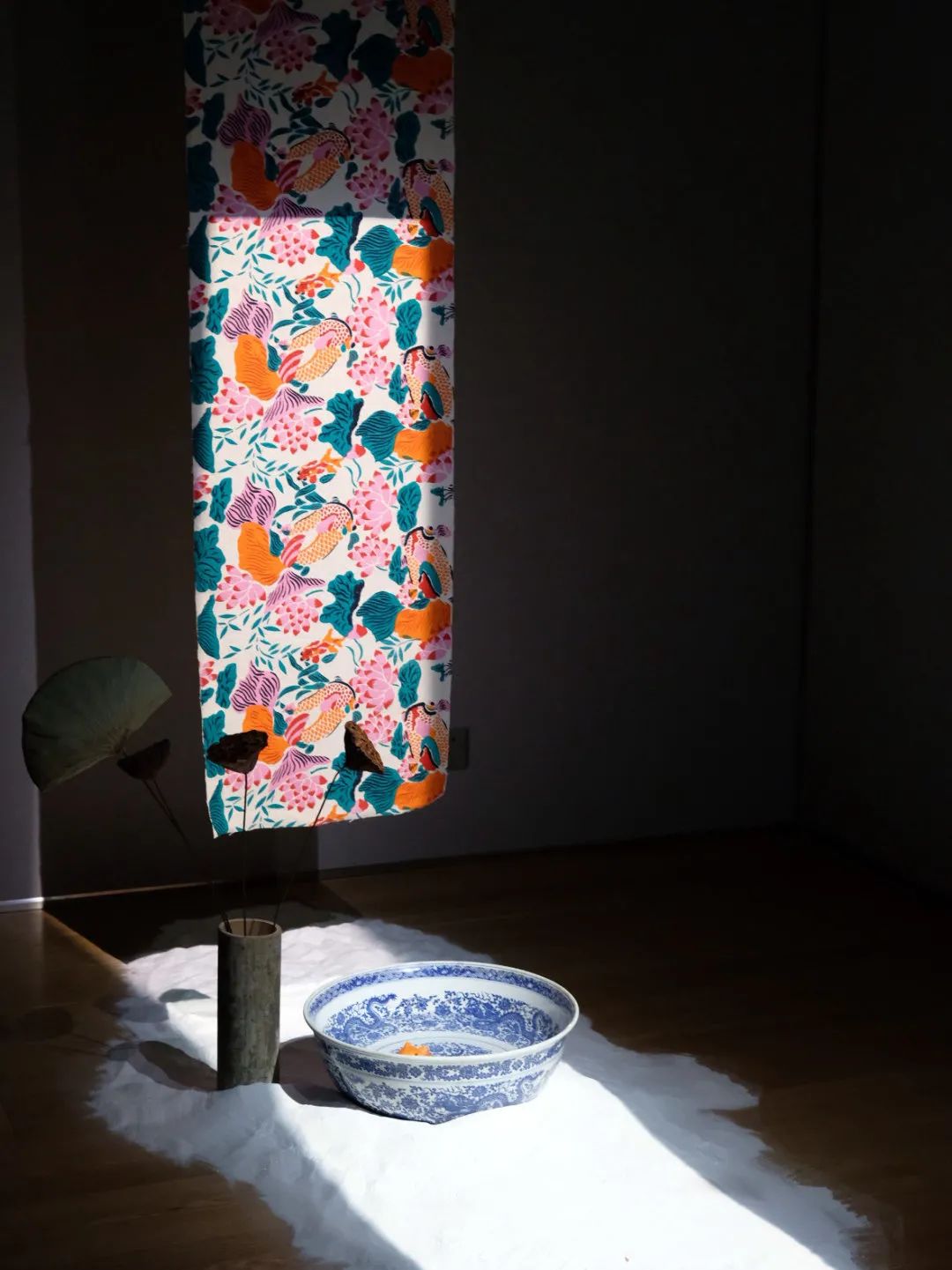 你家楼下的免费展览空间，晒着暖烘烘的太阳散步去吧