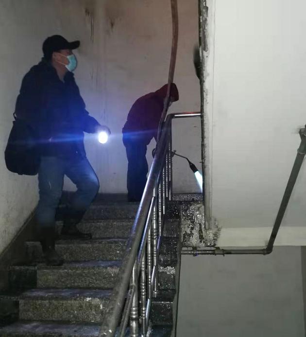 大连两座大厦三年未供暖：业主头发结冰，烤水龙头防冻官方回应